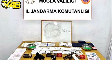 BODRUM’DA KIRAATHANEYE BASKIN: SİLAH, UYUŞTURUCU VE KUMAR MALZEMELERİ ELE GEÇİRİLDİ