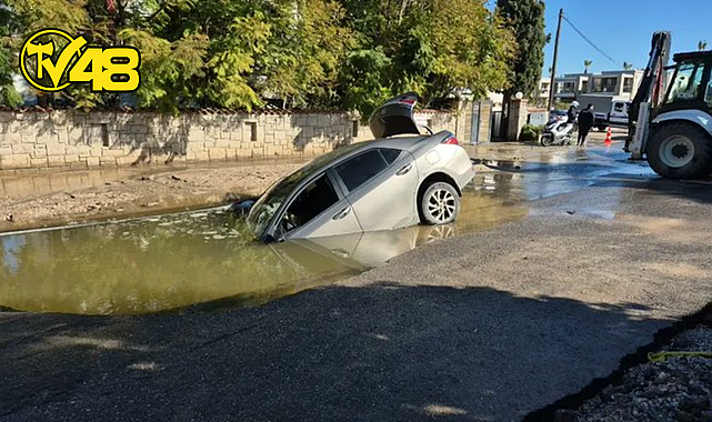 BODRUM'DA SU ANA İSALE HATTI PATLADI, OTOMOBİL ÇUKURA DÜŞTÜ