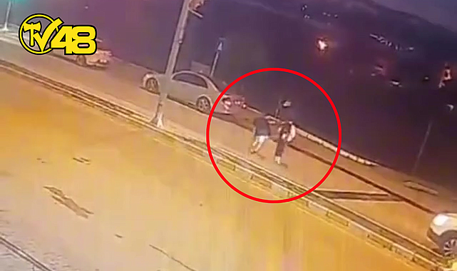 GÜLLÜK'TE KARŞIYA GEÇEN GENÇLERE MOTOSİKLET ÇARPTI: 1 AĞIR YARALI