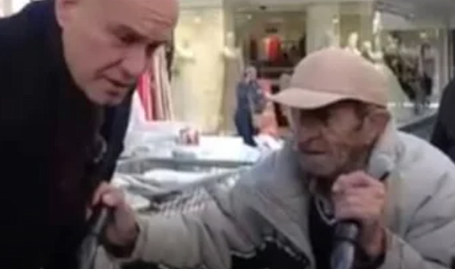 87 YAŞINDA GEÇİM İÇİN SOKAKTA KAĞIT TOPLUYOR