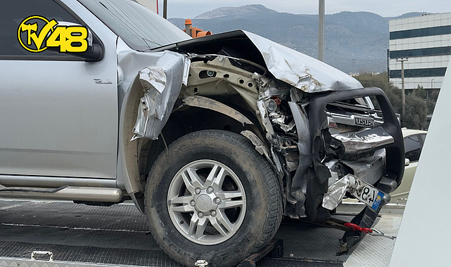 ADLİYE KAVŞAĞINDA KIRMIZI IŞIKTA DURMAYAN BİR ARAÇ, GEÇİŞ ÜSTÜNLÜĞÜNE SAHİP BAŞKA BİR ARACA ÇARPARAK YOL ORTASINA ÇIKTI.