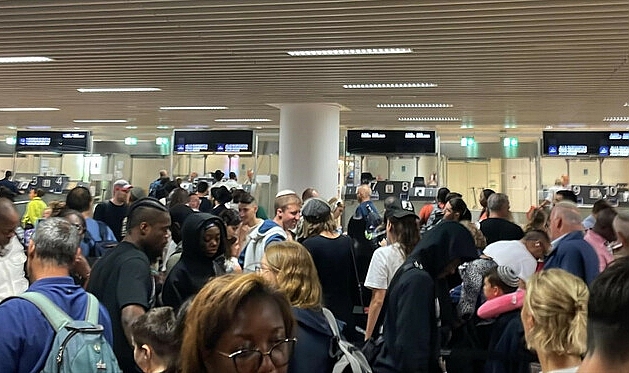 İZMİR HAVALİMANINDA PASAPORT KUYRUĞU ÇİLESİ