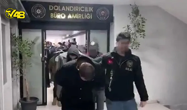 İZMİR MERKEZLİ "HÜCRE-7" OPERASYONU: DOLANDIRICILIK ŞEBEKESİ ÇÖKERTİLDİ, 88 GÖZALTI