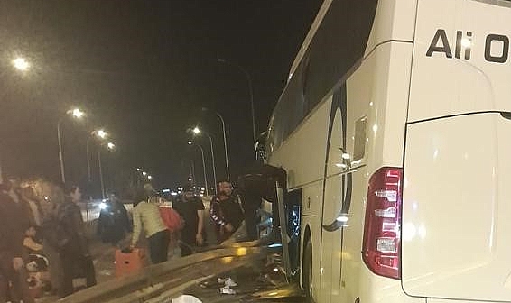 YOLCU OTOBÜSÜ, MERMER YÜKLÜ TIR'A ÇARPTI!