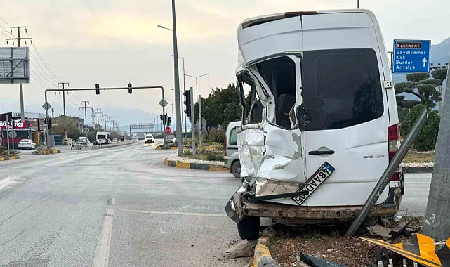 FETHİYE'DE TRAFİK KAZASI: 4 YARALI