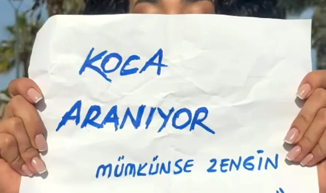 GELİNLİĞİ GİYİP ''KOCA ARANIYOR'' YAZILI DÖVİZ İLE SOKAĞA ÇIKTI
