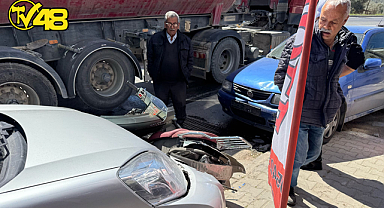 MİLAS'TA KONTROLDEN ÇIKAN ARAÇ PARK HALİNDEKİ ARAÇ VE MOTOSİKLETE ÇARPTI