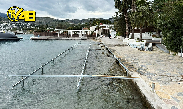 BODRUM'DA DENİZE SIFIR KAÇAK İSKELELER YIKILIYOR