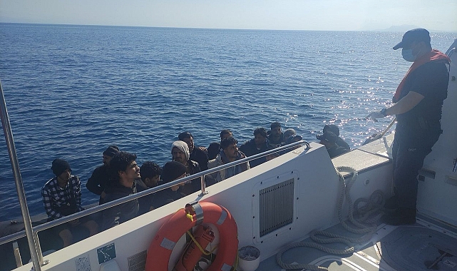 DATÇA AÇIKLARINDA GERİ İTİLEN 17 DÜZENSİZ GÖÇMEN KURTARILDI