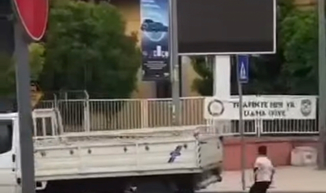 Milas'ta Tehlikeli Oyun: Çocuklar Trafikte Araçların Arkasına Takıldı