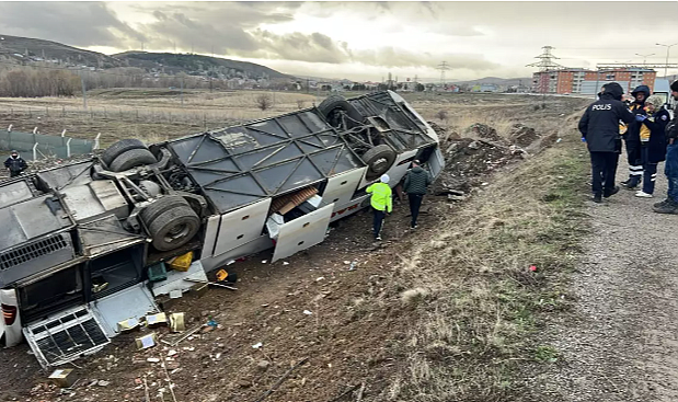 YOLDAN ÇIKAN OTOBÜS TARLAYA UÇTU: 2 ÖLÜ, 25 YARALI