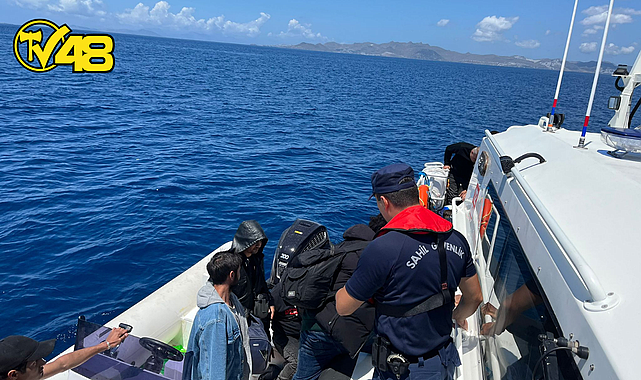 MUĞLA AÇIKLARINDA 23 DÜZENSİZ GÖÇMEN KURTARILDI, 1 GÖÇMEN KAÇAKÇISI ŞÜPHELİSİ YAKALANDI