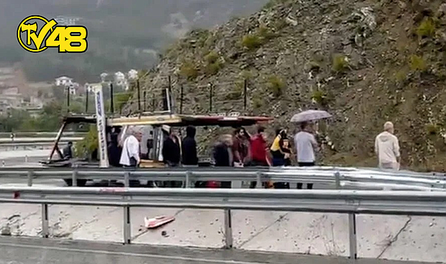 MUĞLA'DA DEVRİLEN KAMYON, TRAFİĞİ FELÇ ETTİ