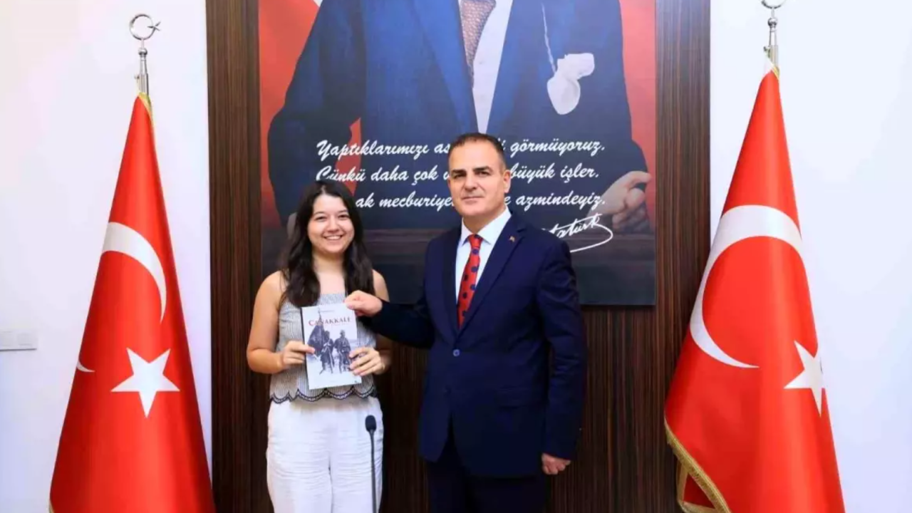 YKS BİRİNCİLERİ VALİ AKBIYIK'I ZİYARET ETTİ