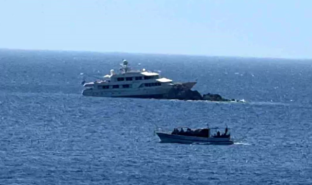 BODRUM'DA LÜKS MOTORYAT KAYALIKLARA ÇARPTI