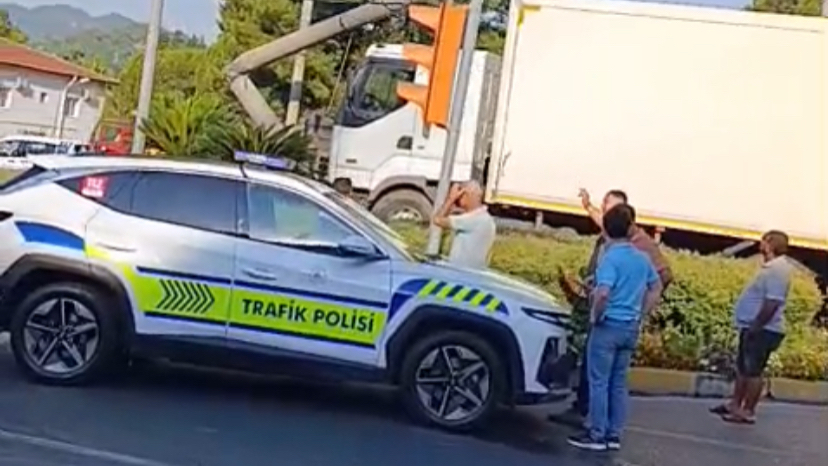 Muğla’nın Marmaris ilçesinde tır kazası: Facia ucuz atlatıldı