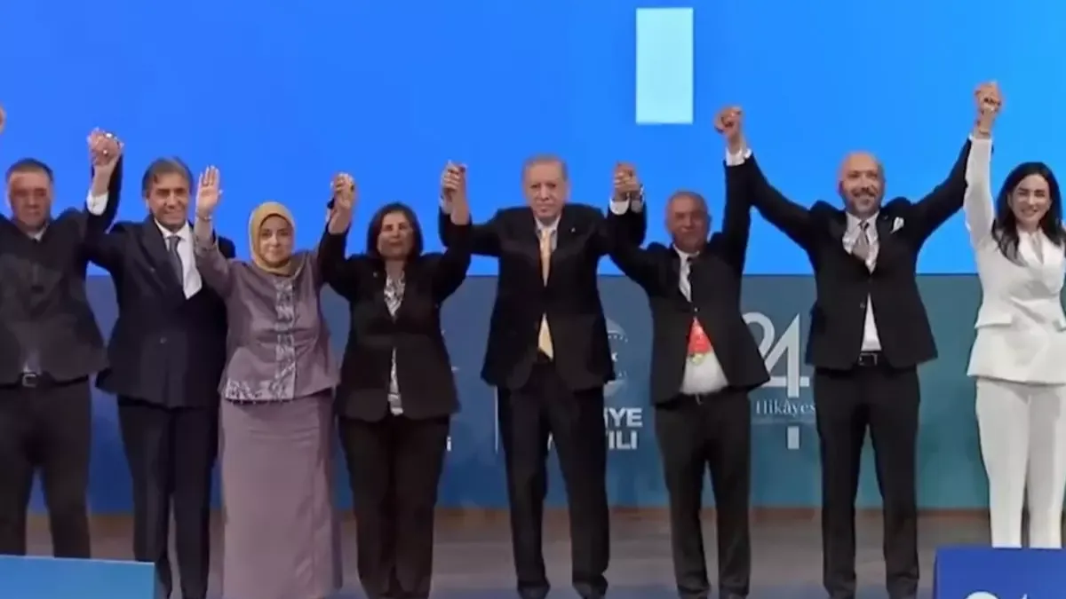 Cumhurbaşkanı Erdoğan rozet taktı! İşte AK Parti'ye katılan 9 belediye başkanı