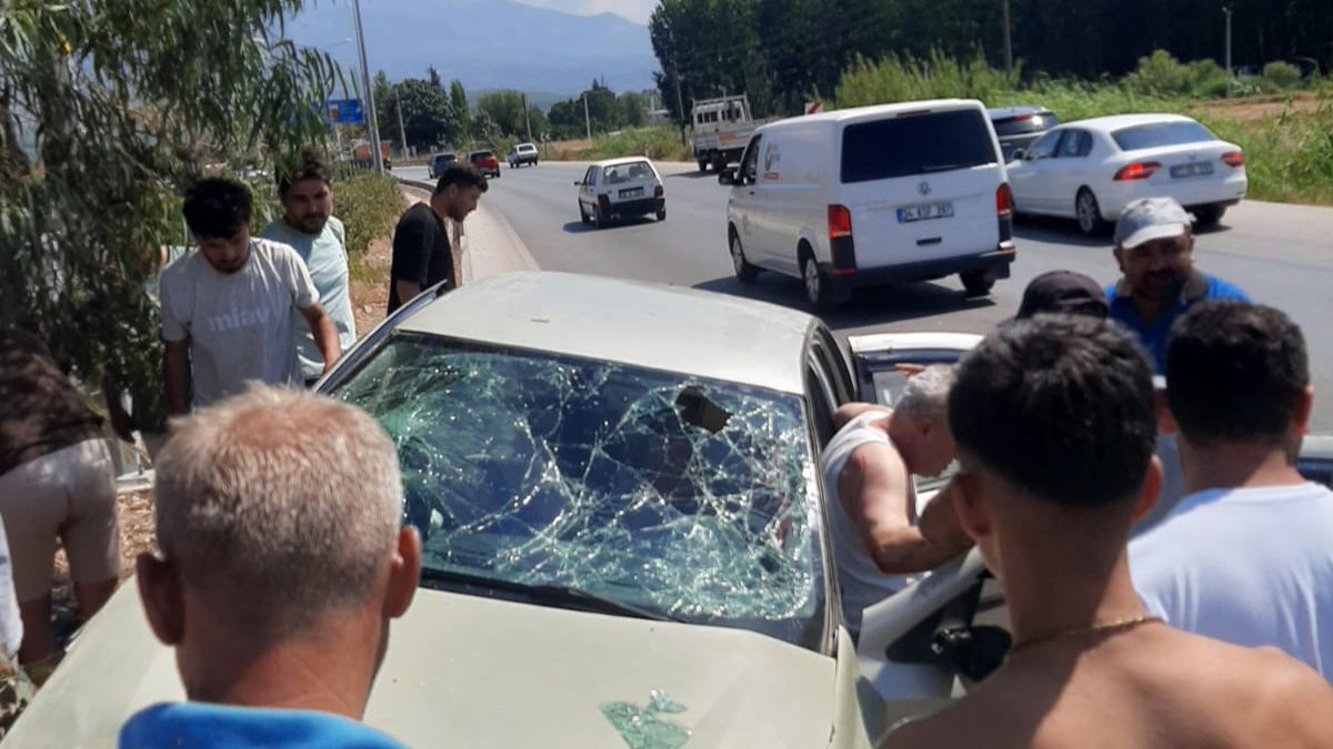 Muğla'da Otomobil Ağaca çarptı, yaralılar var