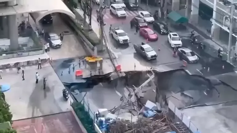 Tayland'ın başkenti Bangkok'ta devasa bir çukur açıldı
