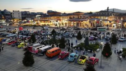 Konya Büyükşehir'den Huzurevi'ndeki Büyüklerimize Klasik Araçlar ve Açık Hava Sinemasıyla Nostaljik Anlar