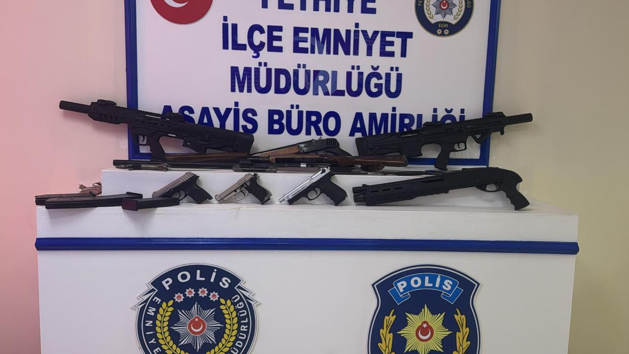 FETHİYE’DE İŞ YERİ ÖNÜNE BIRAKILAN ŞÜPHELİ ÇANTADAN SİLAH VE KESİCİ ALETLER ÇIKTI