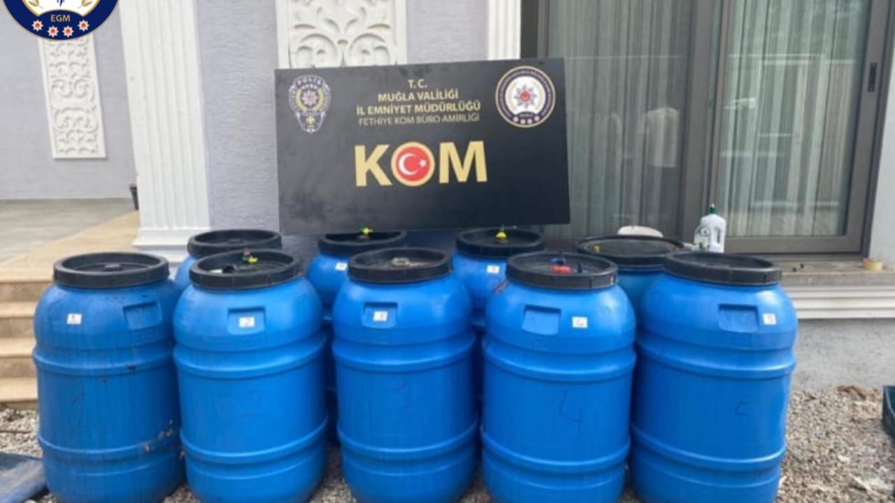 Fethiye’de Kaçak Şarap Operasyonu: 1980 Litre Sahte Şarap ve Ruhsatsız Tabanca Ele Geçirildi
