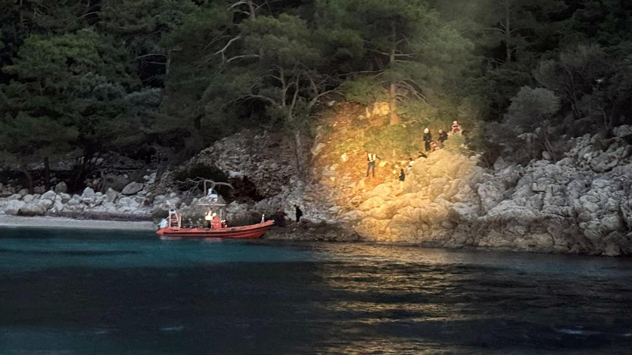 FETHİYE’DE KARADAN ULAŞIMI OLMAYAN KOYDA MAHSUR KALAN 36 DÜZENSİZ GÖÇMEN KURTARILDI
