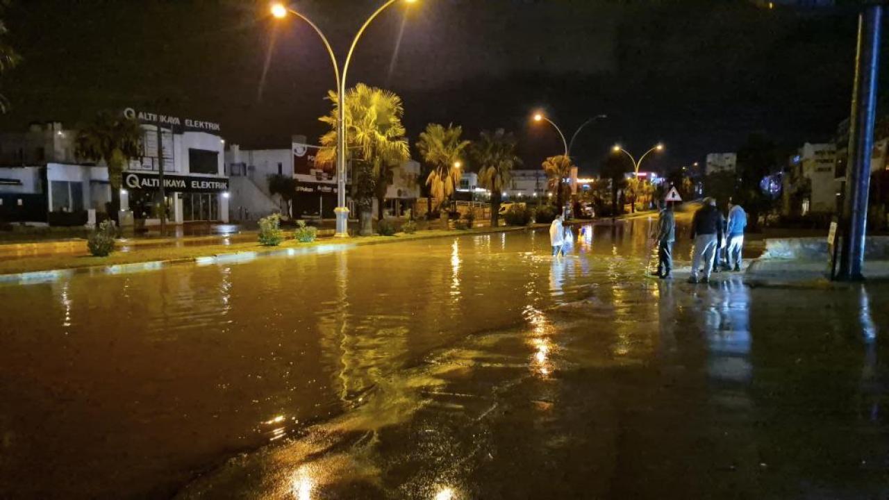 Bodrum’da sağanak yağış: Yollar kapandı, ev ve iş yerlerini su bastı
