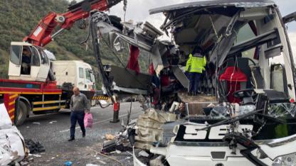 Feci kaza: Yolcu Otobüsü Tıra Çarptı, 7 Ölü 11 Yaralı
