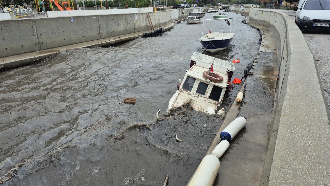 Bodrum’da Fırtına Teknelere Zarar Verdi: Bazıları Battı, Bazıları Karaya Sürüklendi