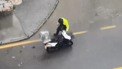 Duyarlı motokurye su mazgalında biriken çöpleri temizledi