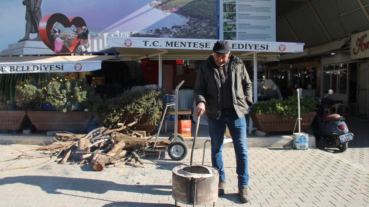 Esnaflar dondurucu soğuğa karşı çareyi ateş yakmakta buldu
