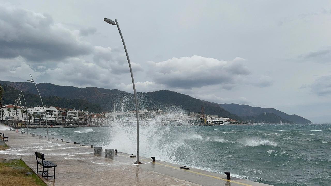 Marmaris’te fırtına etkisini göstermeye devam ediyor