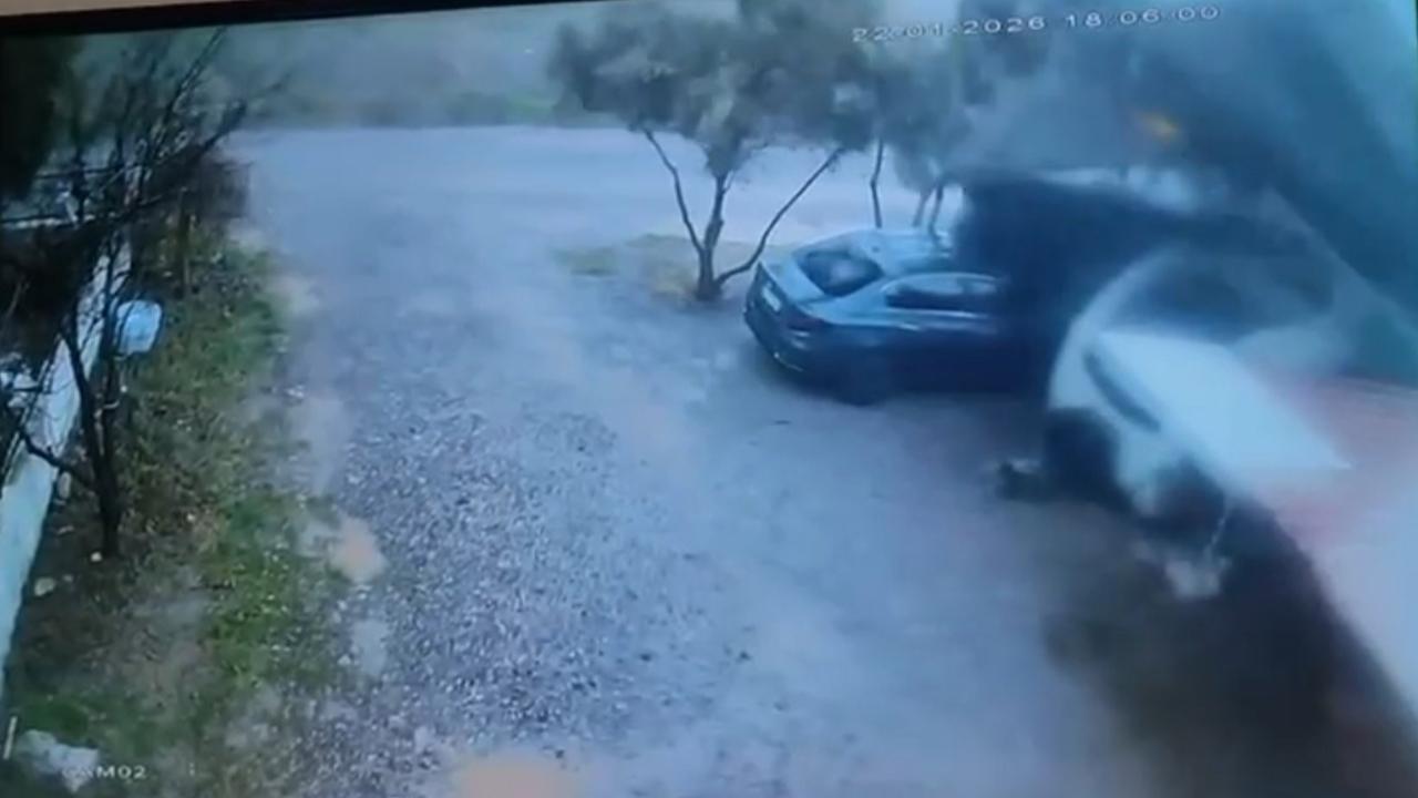 Şiddetli fırtına, otoparkın çatısını uçurdu