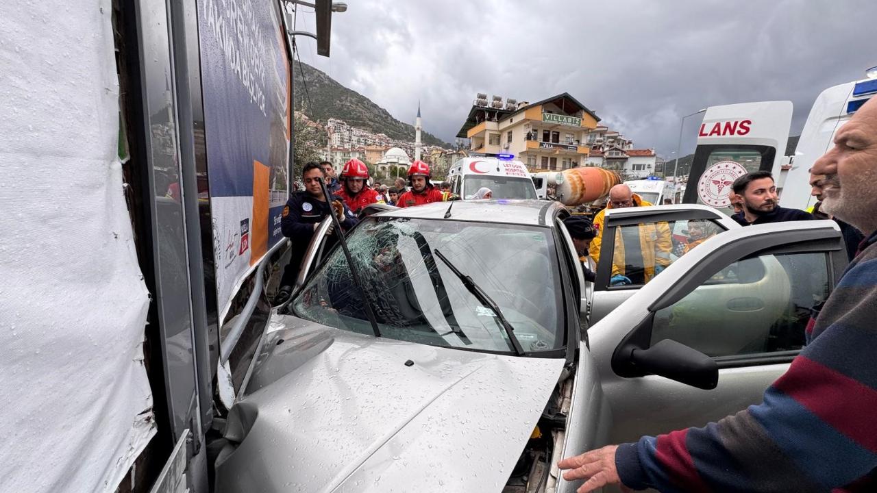 Fethiye’de duvara çarpan otomobildeki 1 kişi hayatını kaybetti, 2 kişi yaralandı