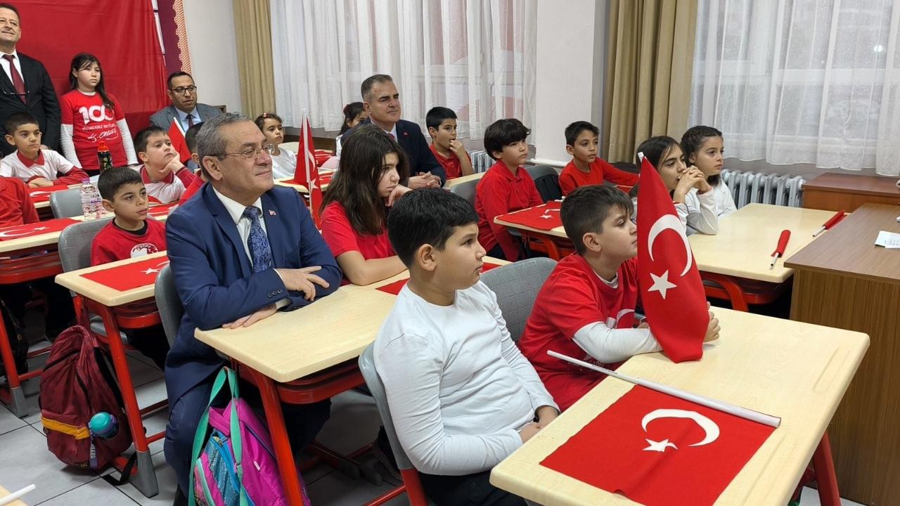 İkinci dönemin ilk dersinin konusu 'Bayrak'
