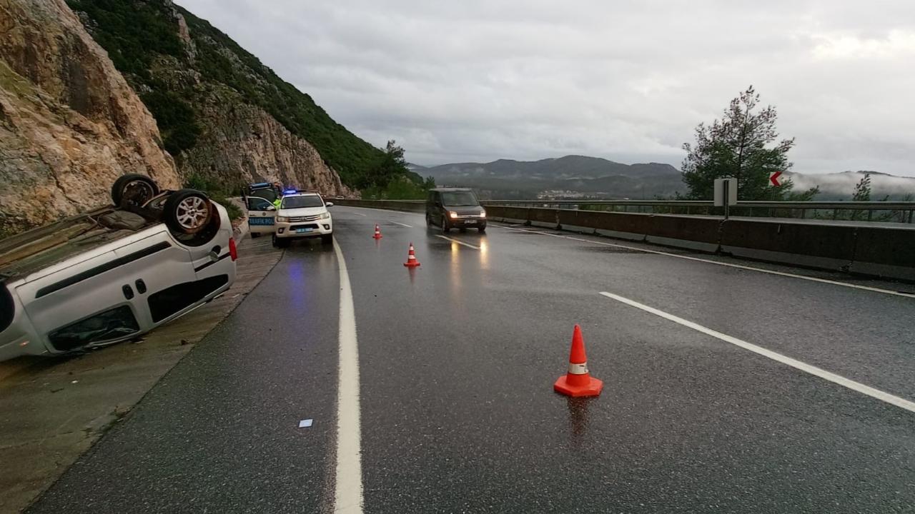 Muğla'da kontrolden çıkan kamyonet takla attı:1 yaralı
