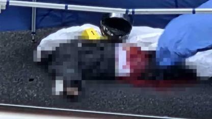 Önce bariyerlere çarptı, sonra üstünden otobüs geçti