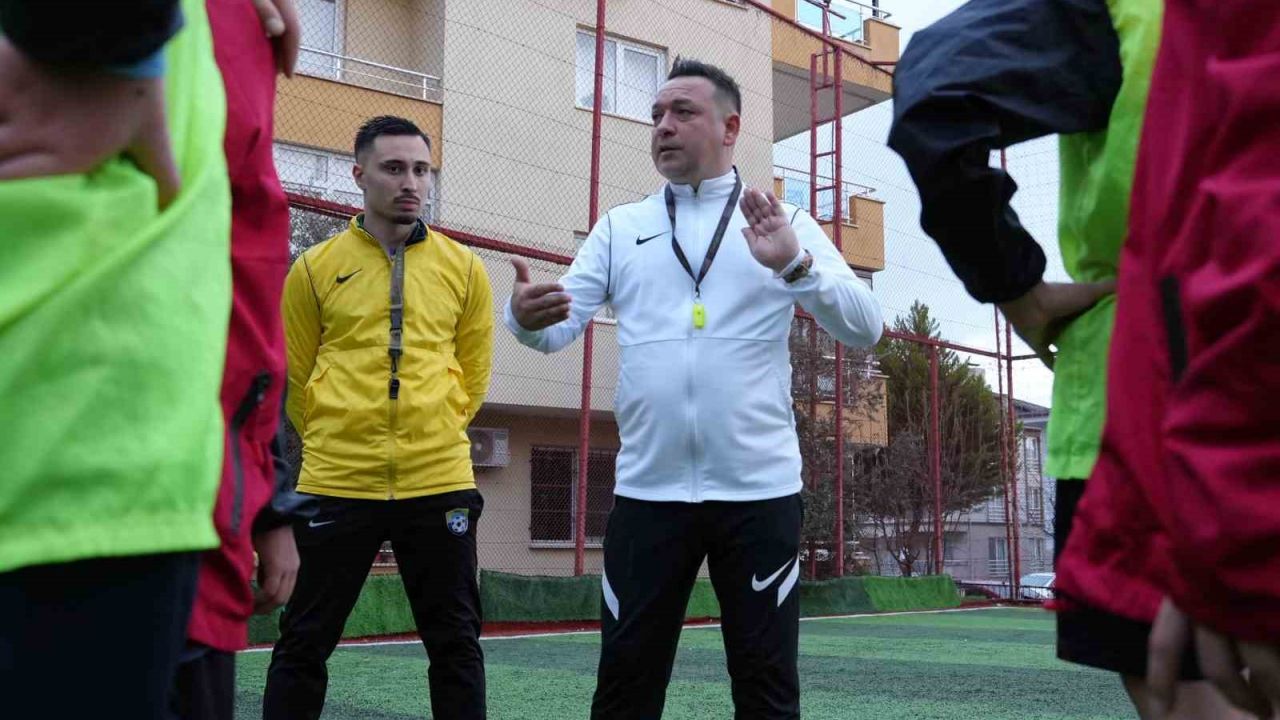Sokaklardan sahalara uzanan başarı hikayesi: Memurluğu bırakıp hayalindeki kulübü kurdu