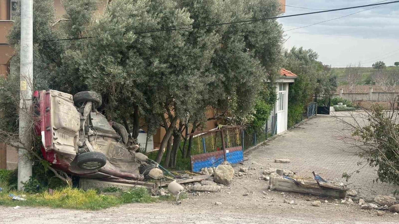 Uşak’ta otomobil evin bahçe duvarına çarptı: 1 ölü, 1 yaralı