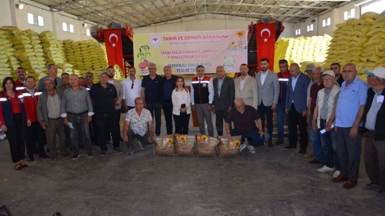 Aydın’da 9 bin kilonun üzerinde ayçiçeği tohumu üreticiye dağıtıldı