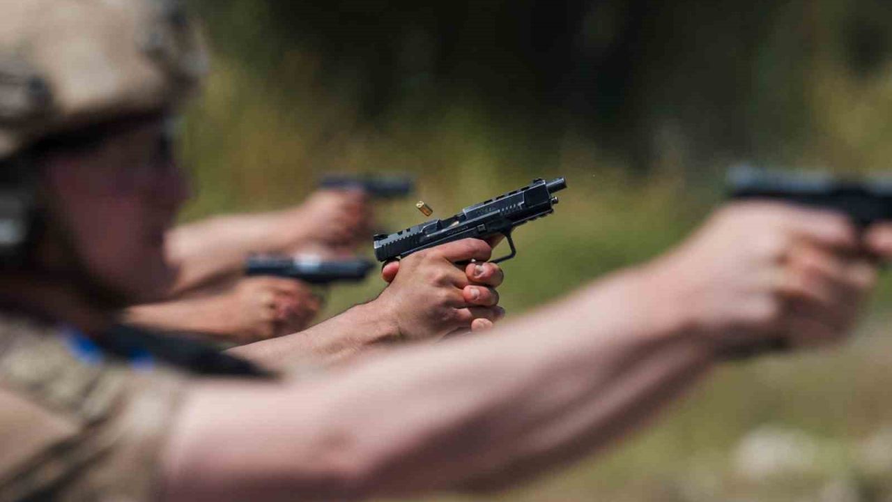 Foça’da nefes kesen final: Jandarmanın şampiyon nişancıları kozlarını paylaştı