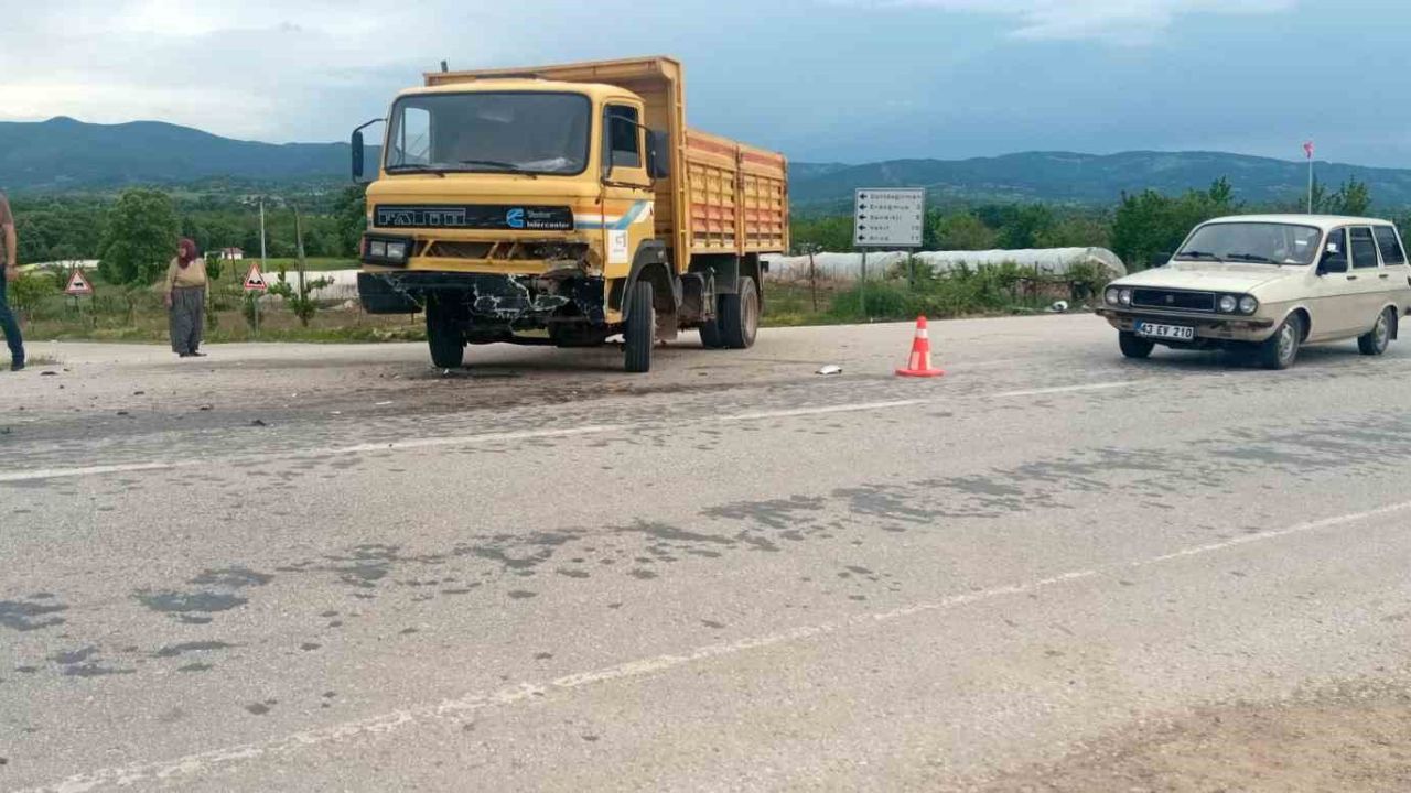 Gediz’de otomobil ile kamyon çarpıştı: 3 yaralı