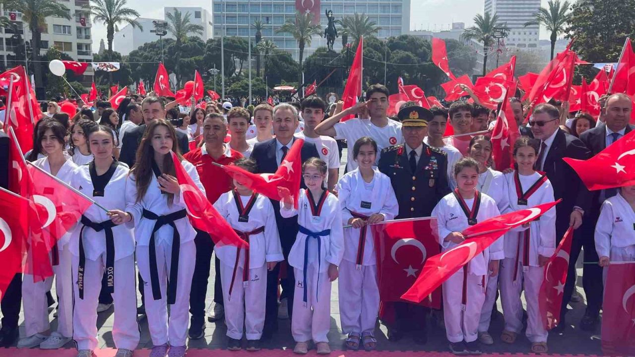 İzmir’de 19 Mayıs coşkuyla kutlandı