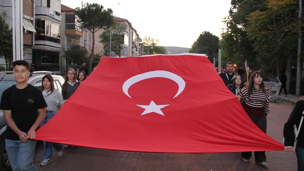 Kula’da 19 Mayıs coşkusu fener alayıyla taçlandı