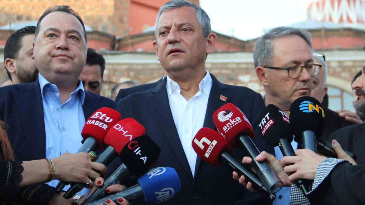 Özgür Özel bayram namazını memleketi Manisa’da kıldı