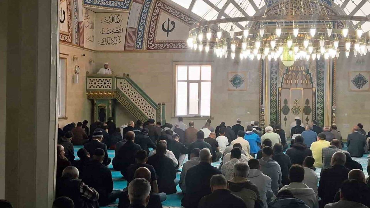 Selendi’de bayram namazında camiler doldu