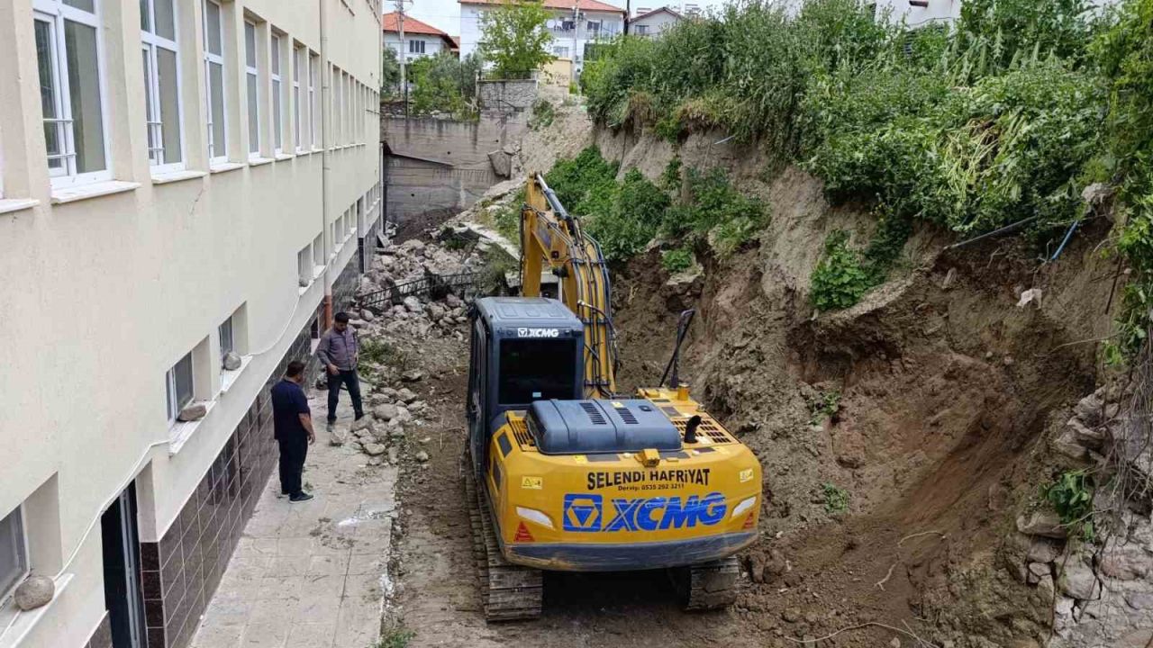 Selendi’de çöken okul duvarında yapım çalışmaları başladı