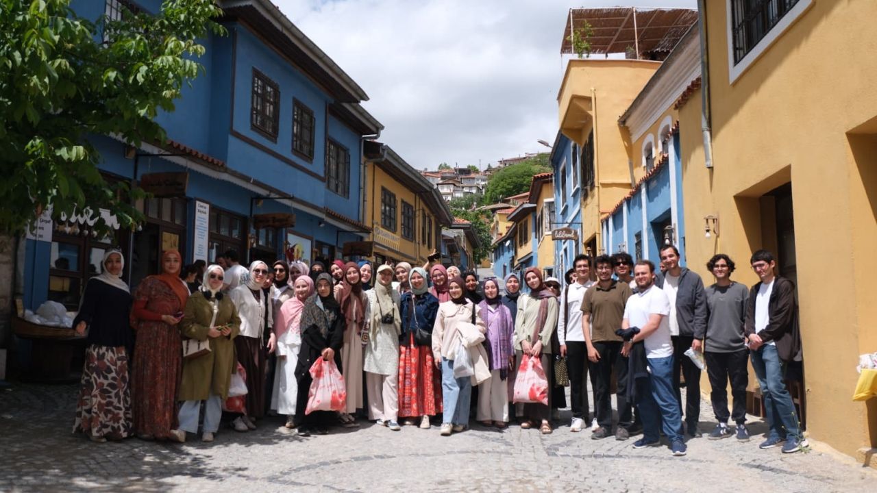Üniversite öğrencilerinden Buldan’a kültür çıkarması