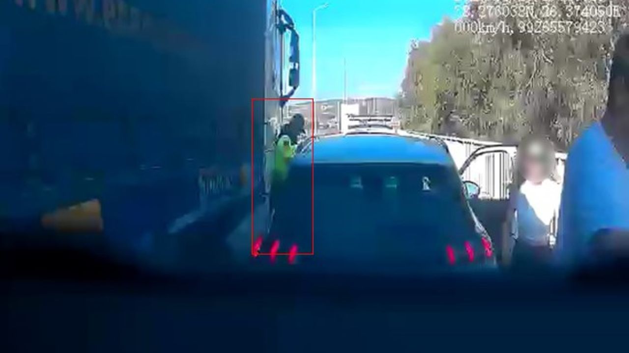 Yakıtı biten araca yardıma koşmuştu: Otoyol jandarması ölümden döndü